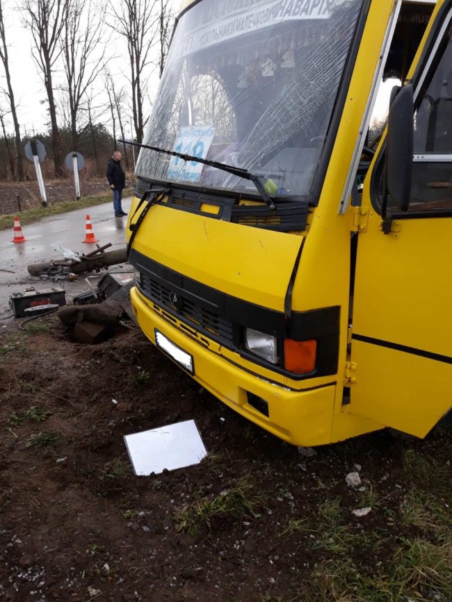 На Львівщині поїзд зіткнувся з маршруткою, є постраждалі. ФОТО