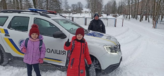 Волинські поліцейські допомогли матері з двома дітьми добратись до школи