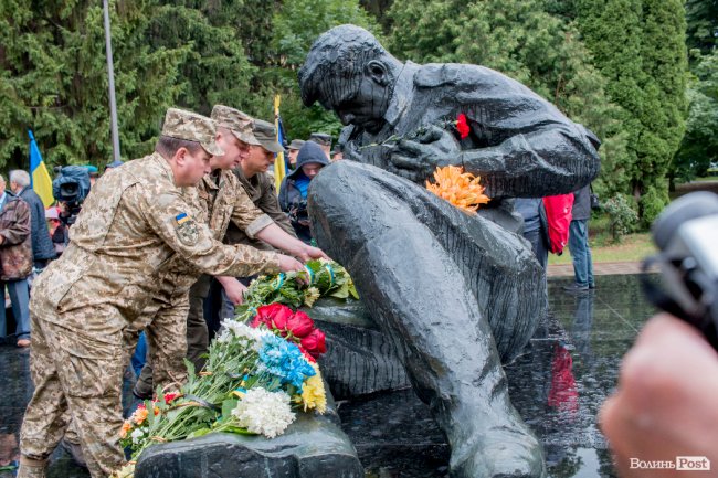Скорбота і квіти: у Луцьку вшанували жертв війни. ФОТО