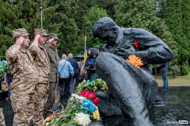Скорбота і квіти: у Луцьку вшанували жертв війни. ФОТО
