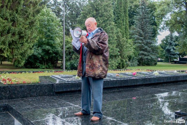 Скорбота і квіти: у Луцьку вшанували жертв війни. ФОТО