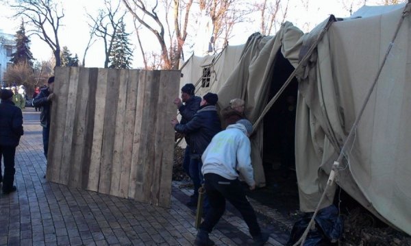 Антимайдан розходиться ‒ регіонали згортають намети. ФОТО