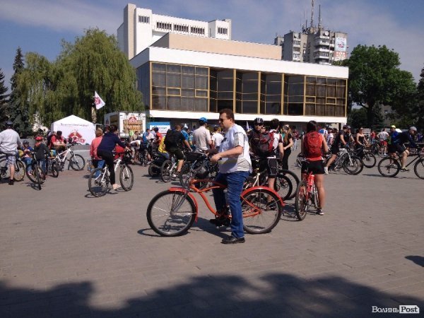 У Луцьку сотні велосипедистів зібрались на велопробіг. ФОТО