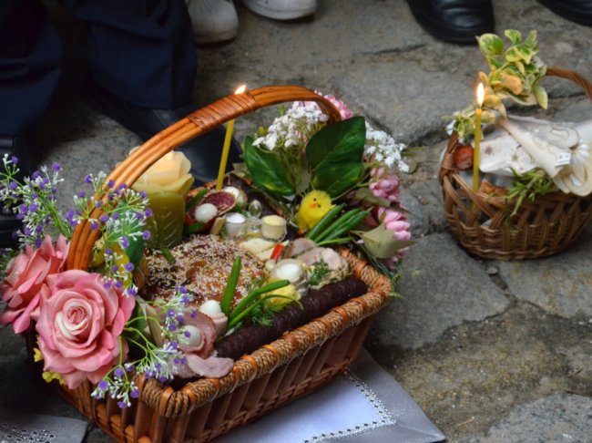 У Варшаві сотні українців прийшли святити великодні кошики. ФОТО. ВІДЕО