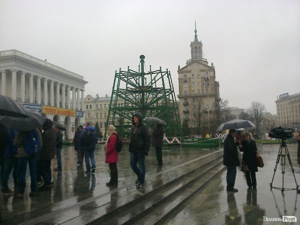 На Майдані монтують новорічну ялинку