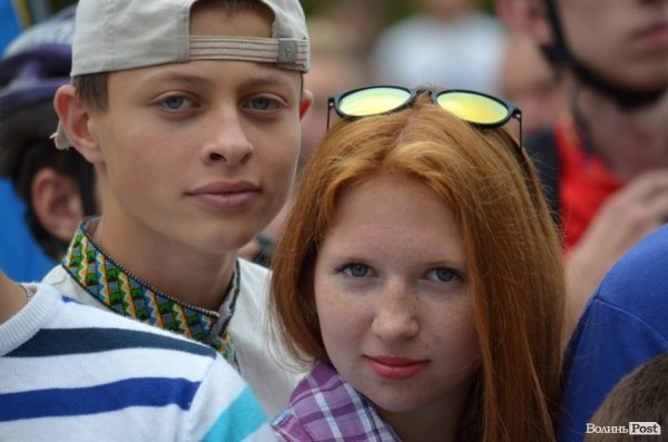 Богатирі протягнули фуру через вулицю Луцька. ФОТО. ОНОВЛЕНО