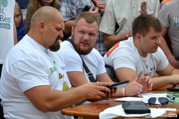 Богатирі протягнули фуру через вулицю Луцька. ФОТО. ОНОВЛЕНО