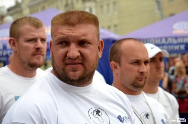 Богатирі протягнули фуру через вулицю Луцька. ФОТО. ОНОВЛЕНО