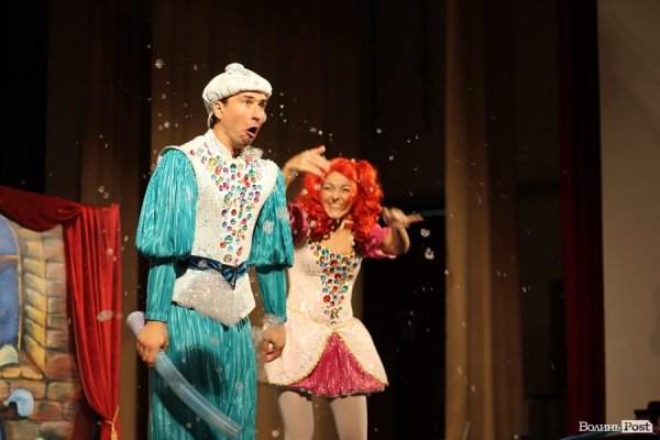 У Луцьку для дітей надували гігантські бульбашки. ФОТО