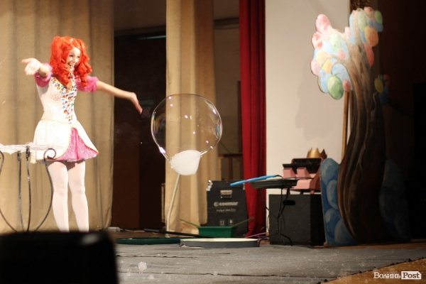 У Луцьку для дітей надували гігантські бульбашки. ФОТО