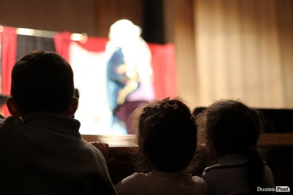 У Луцьку для дітей надували гігантські бульбашки. ФОТО