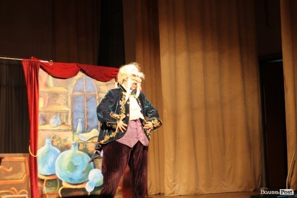 У Луцьку для дітей надували гігантські бульбашки. ФОТО