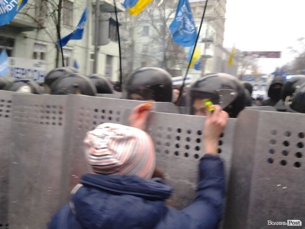 Одна з протестувальницm пропонувала Беркуту цуркерки