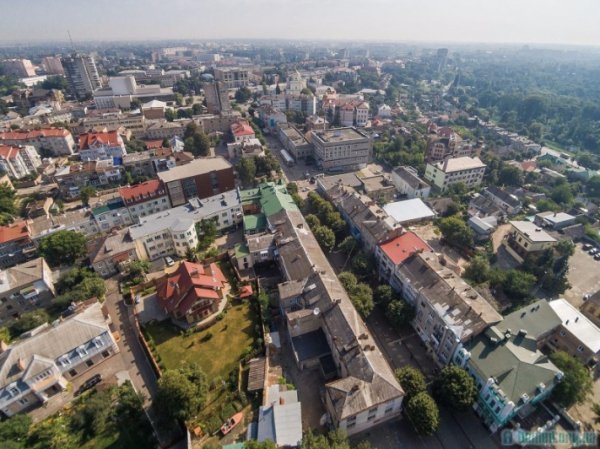 Стало (поява приватного будинку у лівій частині кадру, забудова скверу біля Шишка)