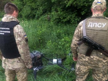 На Волині зловили контрабандистів, які за допомогою дрона переправляли сигарети через кордон