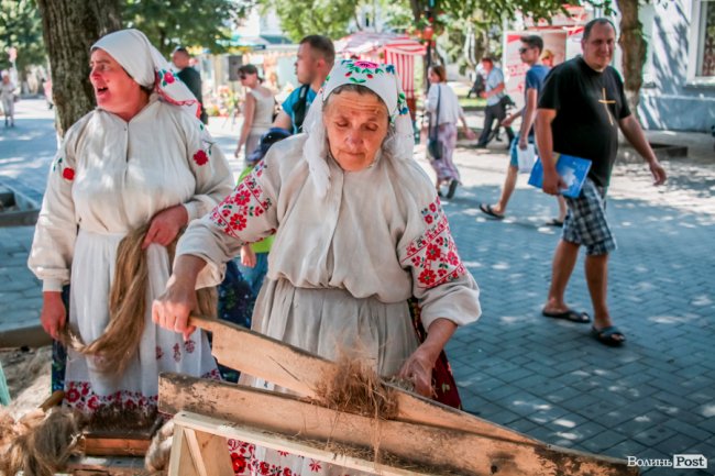 Народні розваги і море людей: в центрі Луцька «гуляє» етнофестиваль. ФОТО 