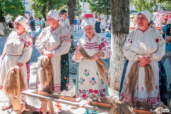Народні розваги і море людей: в центрі Луцька «гуляє» етнофестиваль. ФОТО 