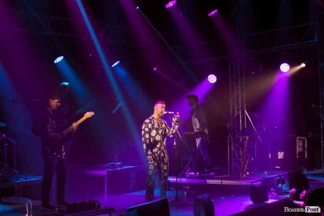 Квітчаста піжама, босі ноги і сотні «дякую»: у Луцьку – «майже квартирник» Бабкіна. ФОТО