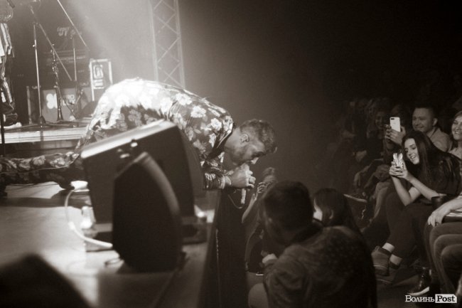 Квітчаста піжама, босі ноги і сотні «дякую»: у Луцьку – «майже квартирник» Бабкіна. ФОТО