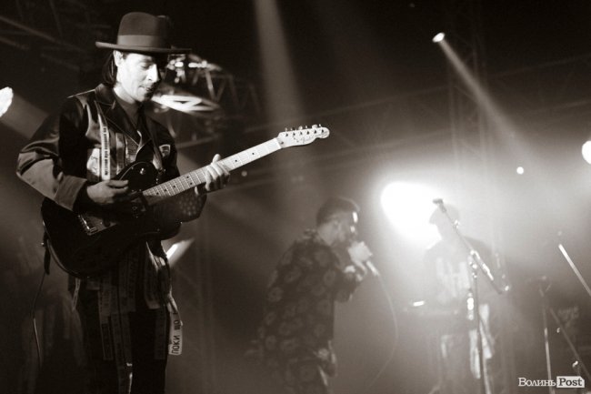 Квітчаста піжама, босі ноги і сотні «дякую»: у Луцьку – «майже квартирник» Бабкіна. ФОТО