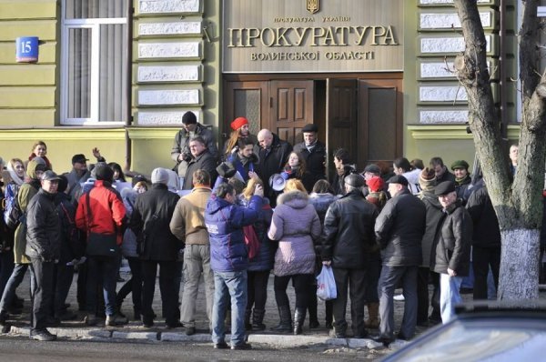 Як прокуратурі Луцька дарували портрети Януковича. ФОТО