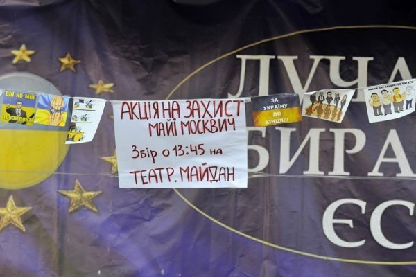 Як прокуратурі Луцька дарували портрети Януковича. ФОТО