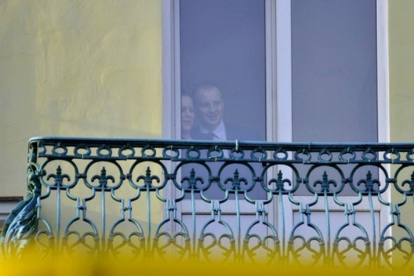 Як прокуратурі Луцька дарували портрети Януковича. ФОТО