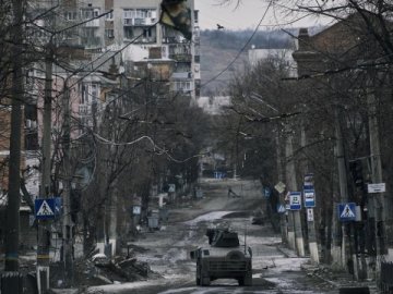 Окупанти і далі намагаються оточити Бахмут: яка ситуація на фронті