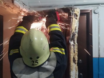 У Луцьку рятувальники допомогли жінці, яка перебувала у зачиненій квартирі