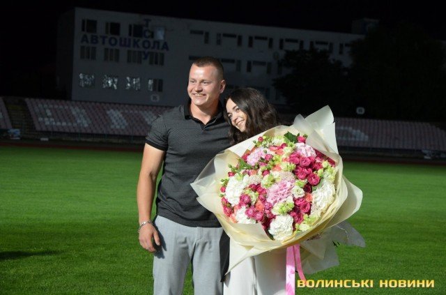 У Луцьку на стадіоні хлопець романтично освідчився коханій. ФОТО