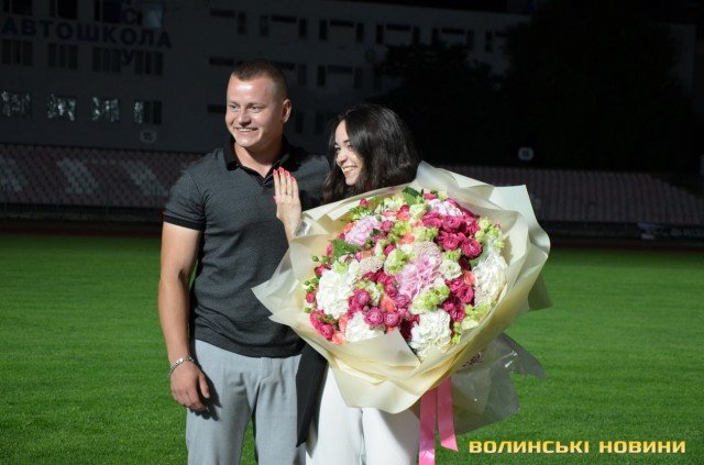 У Луцьку на стадіоні хлопець романтично освідчився коханій. ФОТО