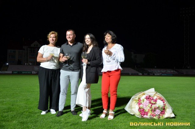 У Луцьку на стадіоні хлопець романтично освідчився коханій. ФОТО