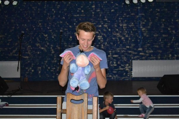 Луцькі татусі змагалися за цукерки. ФОТО