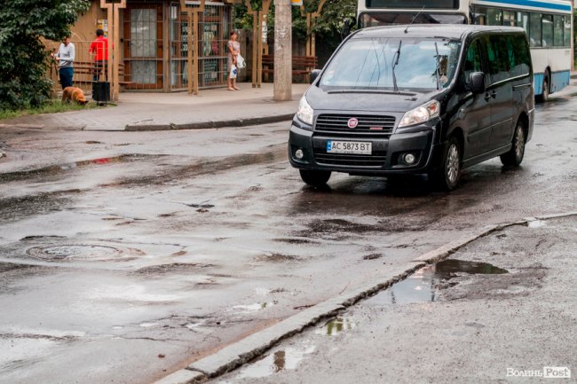 Парасольки і калюжі: дощовий день у Луцьку. ФОТО