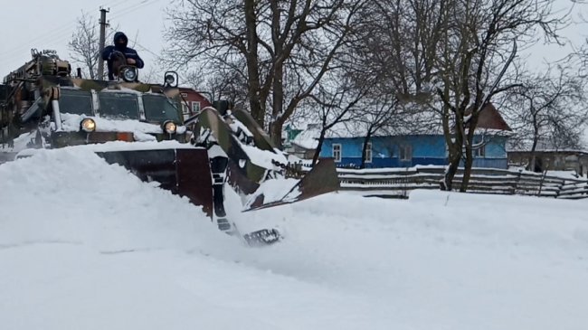 «Відрізані» від світу через перемети села на Волині рятують важкою технікою