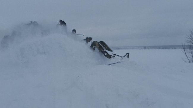 «Відрізані» від світу через перемети села на Волині рятують важкою технікою