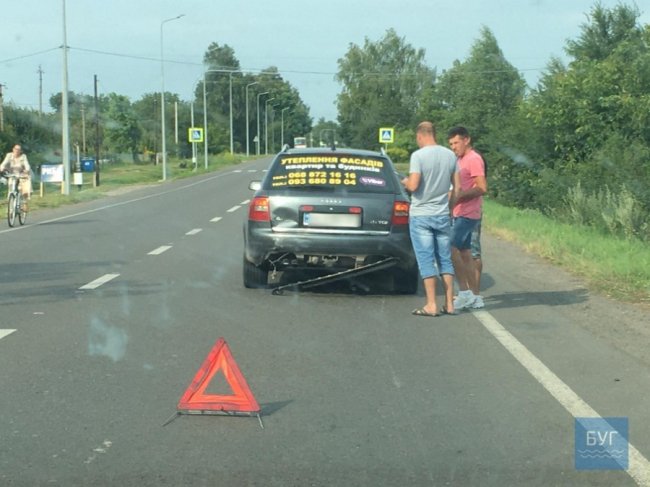 На Волині зіткнулися два легковики: від удару одне авто відкинуло на приватне подвір'я. ФОТО