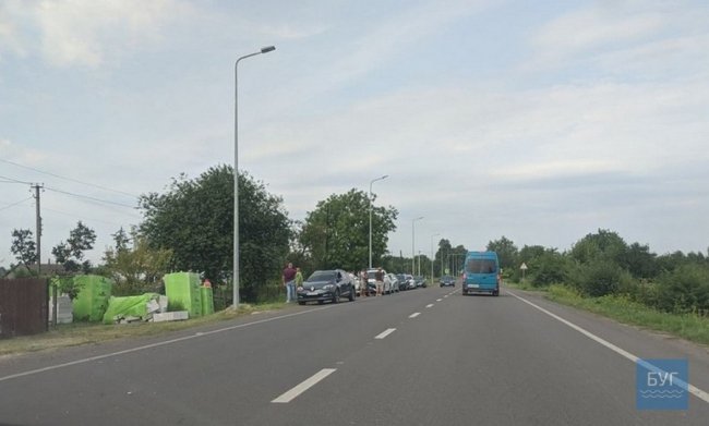 На Волині зіткнулися два легковики: від удару одне авто відкинуло на приватне подвір'я. ФОТО