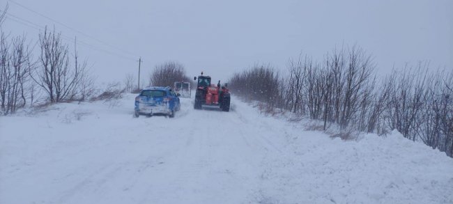 На Волині у снігових заметах застрягли 14 автомобілей