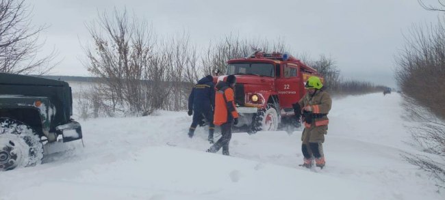 На Волині у снігових заметах застрягли 14 автомобілей