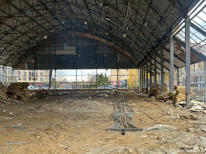 У Луцьку почали демонтаж ковзанки «Снігова королева»