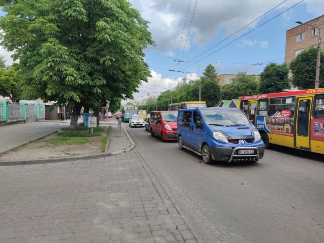 На проспекті у Луцьку – ускладнений рух через зламаний тролейбус. ФОТО