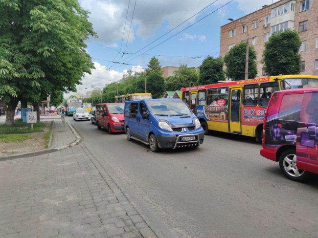 На проспекті у Луцьку – ускладнений рух через зламаний тролейбус. ФОТО