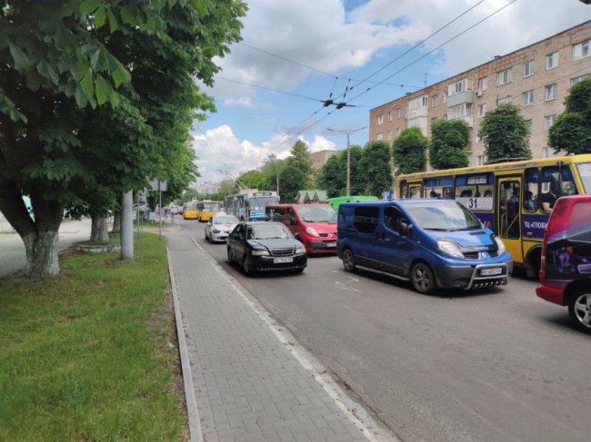 На проспекті у Луцьку – ускладнений рух через зламаний тролейбус. ФОТО