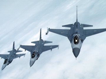 Частина українських F-16 базуватиметься за кордоном