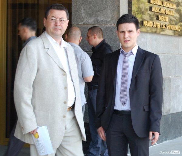 У Максима Левченко (справа) дебют у такій масштабній організації. Максиме, цигарки лише більше розхитують нерви! 