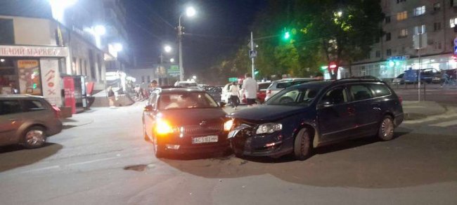 У Луцьку лоб у лоб зіткнулися дві автівки. ФОТО