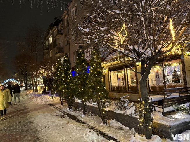 Усе сяє: як у Луцьку в темну пору доби виглядає новорічна ілюмінація