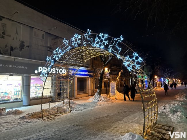 Усе сяє: як у Луцьку в темну пору доби виглядає новорічна ілюмінація