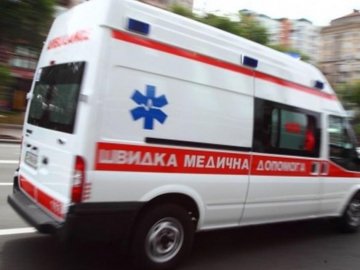 Волинські медики надали допомогу двом людям, які впали з висоти
